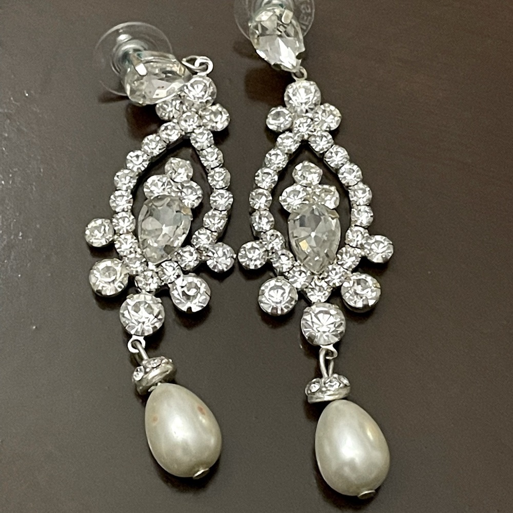 Vintage bridal rhinestone earrings.